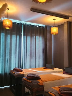 Phòng trị liệu ánh đèn vàng ấm